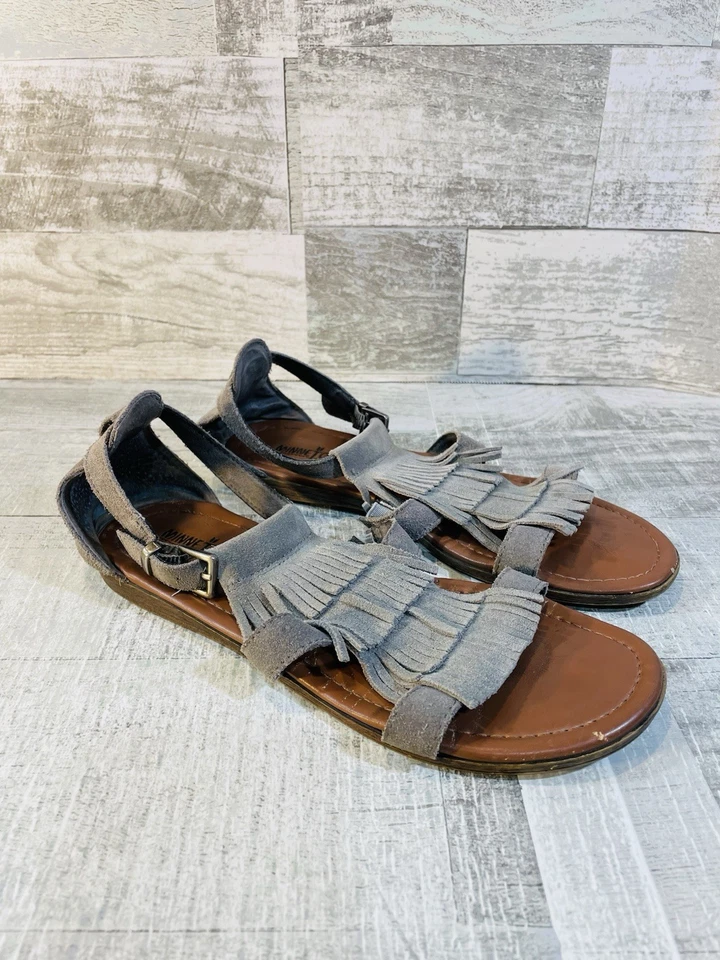 Sandalias para mujer Minnetonka talla 7 grises Maui boho flecos planos correa con hebilla Foto 1 de 4