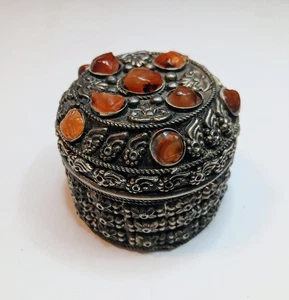 Vintage verzierte Metallarbeiten Schmuckdose Pille Halbedelsteine Samt gefüttert Unikat  - Bild 1 von 13