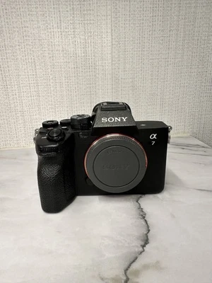 Cuerpo de cámara sin espejo Sony Alpha A7 IV solo usado estado obturador necesita reparación Foto 1 de 4