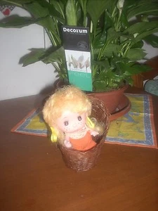 bambolina hong kong con cesta vimini con difetto h.cm.12 leggi - Picture 1 of 3