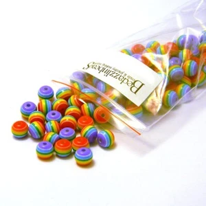 100 cuentas redondas de resina plástica de 8 mm a rayas arco iris con líneas rojas - púrpuras - Imagen 1 de 1
