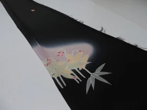 2C05z40 Japanischer Kimono Seide Künstler Arbeit STOFF schwarze Pflanzen 53,5 Zoll  - Bild 1 von 3