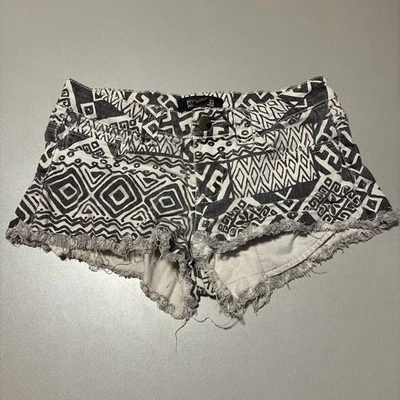 Pantalones cortos de mezclilla elásticos Forever 21 | Talla 24 | Dobladillo deshilachado con patrón azteca bohemio Foto 1 de 4
