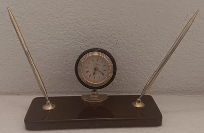 Reloj Chass de Cuarzo Giratorio en Madera de Caoba con Juego de 2 Plumas Tono Dorado Foto 1 de 4