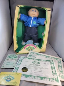 Cabbage Patch Kids 1985 Blue Eyes Boy Doll caja dañada y certificado de nacimiento - Imagen 1 de 12