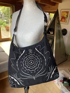 Coole auffällige Handtasche Schwarz/ Silber Stickerei Fake-Wildleder - Bild 1 von 7