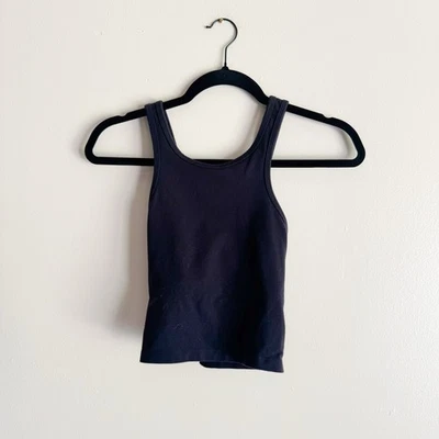 Beyond Yoga Negro Estudio Recortado Entrecruzado Yoga Tanque Medio Entrenamiento Yoga Foto 1 de 4