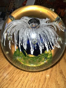 Pisapapeles Arte Vidrio Flor Azul Cobalto y Blanco Fuegos Artificiales, Burbujas, Fondo Grn - Imagen 1 de 8