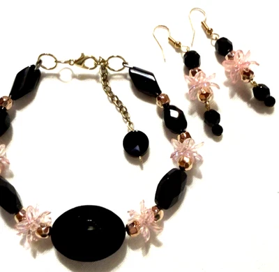 Conjunto de pendientes perforados pulsera con cuentas negro y rosa Foto 1 de 4