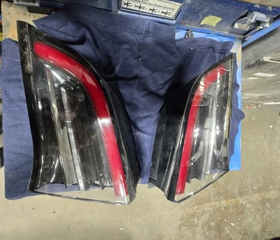 Luces traseras de tapa de maletero Tesla modelo 3 Foto 1 de 4