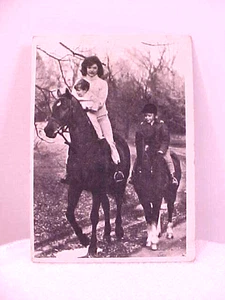 Vintage Card Caroline, Jacqueline & John, Jr. Kennedy Riding Horses #64 of Serie - Picture 1 of 8