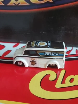 Varillas de policía exclusivas de Hot Wheels KB Toys entrega de lácteos blancas/negras jinetes reales Foto 1 de 4