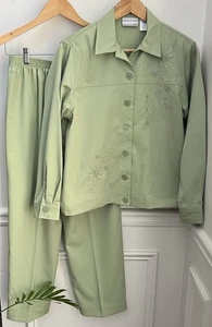 Alfred Dunner Petite 2 Piece Green Pants & Jacket Suit Floral Embroidery Size 8P - Picture 1 of 9