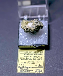 Herschelite, Analcime, Phillipsite, Natrolite, Saponite: presa de herradura, AZ ex DShannon - Imagen 1 de 4