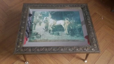 Mesa de centro vintage de latón y vidrio de mediados de siglo F Matania artista estampado cabaña Foto 1 de 4