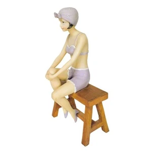Costume da bagno vintage anni 20 art deco ragazza in bikini seduta su panchina scultura - Foto 1 di 6