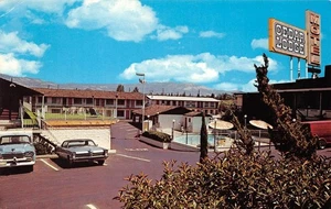 CEDAR LODGE MOTEL Medford, Oregon Roadside c1970s Chrome Vintage Postcard - Picture 1 of 2
