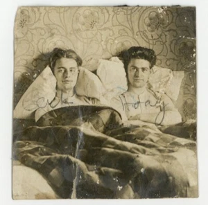 Edwardianische schwule Männer im Bett 1900 Teddy Jungen Beefcake Freunde Körperbau Männerfoto - Bild 1 von 2