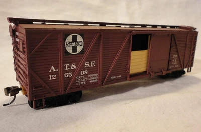 HO ATSF Santa Fe Wood Box Car w/ Grain Doors NIB NOS # 932-2121 - Image 1 of 3