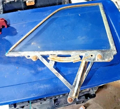 1962-64 Chevrolet Impala 2 Door Hardtop Left Quarter Glass Assembly LOC-113 - Image 1 of 4