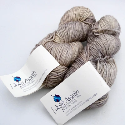 Julie Asselin 2 Hilos Leizu Worsted SW Merino Seda 200yds Gris Abedul Tiner Indie Foto 1 de 4