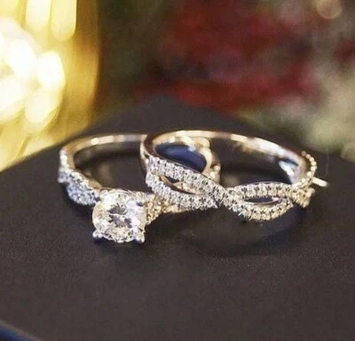 Set Fede Nuziale Anello Da Sposa Diamante Simulato 2Ct Donna Oro Giallo 14k Over - Immagine 1 di 4