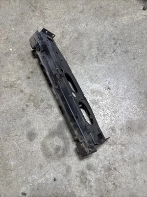 87-01 Jeep Cherokee XJ Radiador Inferior Núcleo Soporte Caja de Dirección Crossmember 4.0 Foto 1 de 4