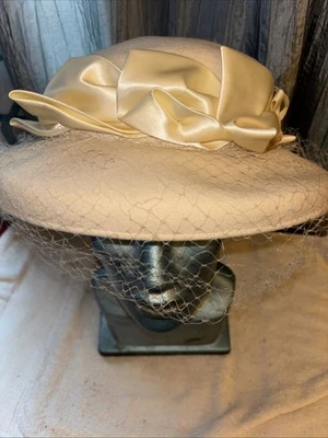 Sombrero Carol Brent UnionMade ala ancha blanco con cintas y red Foto 1 de 4