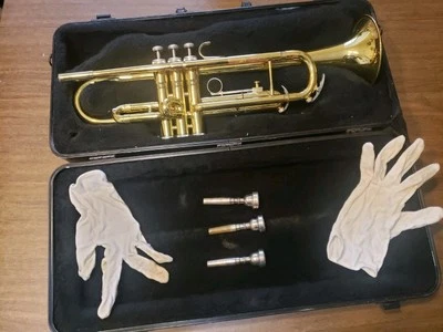 Válvulas lisas trompeta King 600 con estuche, guantes y 3 boquillas, buen estado  Foto 1 de 4