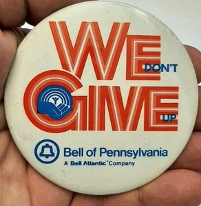 Vintage Bell of Pennsylvania We Dont Give Up 3" pinback United Way estuvo involucrado - Imagen 1 de 2