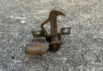 Gancho de liberación de capó Ford Truck Bronco 80-86 1980-1986 F100 F150 F250 F350 OEM Foto 1 de 4