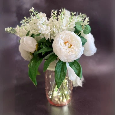 Arreglo de peonía blanca sintética en tarro de albañil rosa con luces LED - Centro de mesa decoración Foto 1 de 4