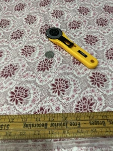 VINTAGE FLORAL CREPE FABRIC SOLD BY THE HALF YARD - Picture 1 of 4