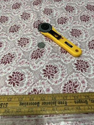 TELA DE CREPÉ FLORAL VINTAGE VENDIDA POR MEDIA YARDA Foto 1 de 4