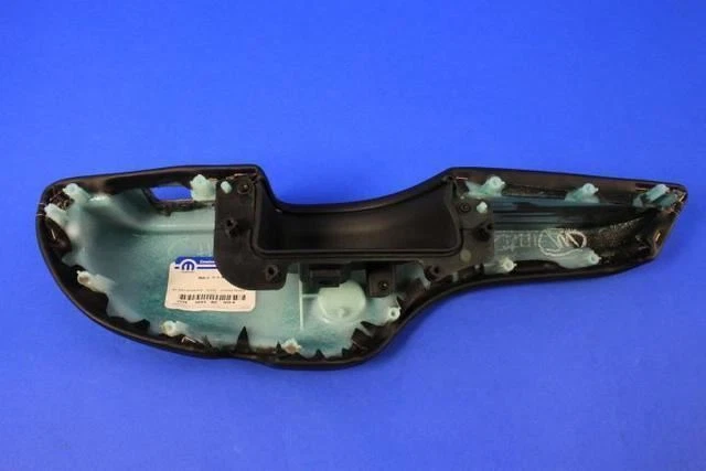 Apoyabrazos trasero izquierdo genuino Mopar 2015-2017 Chrysler 200 puerta 1YZ692X9AC Foto 1 de 4