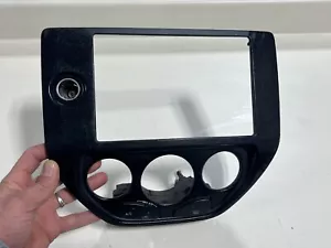 05-07 FORD FOCUS TABLERO CENTRAL RADIO CONTROL DE CLIMA MOLDURA NEGRA FÁBRICA OEM - Imagen 1 de 2