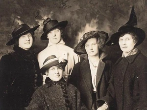 RPPC GROUP OF WOMEN IN INTERESTING HAT c1910 REAL PHOTO POSTCARD 110225 U - Picture 1 of 3