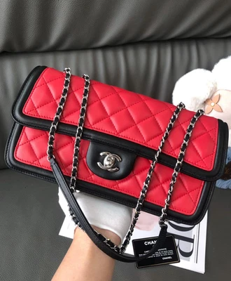 Bolso de Hombro CHANEL Clásico Solapa Piel de Cordero Cadena Rojo Negro Mujer Clásico Foto 1 de 4