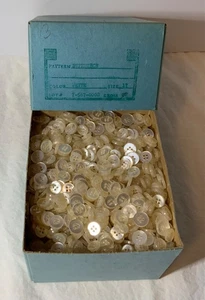 Vintage Rochester Button Company große Box weiß 4-Loch Knöpfe Hunderte 7/16" - Bild 1 von 8