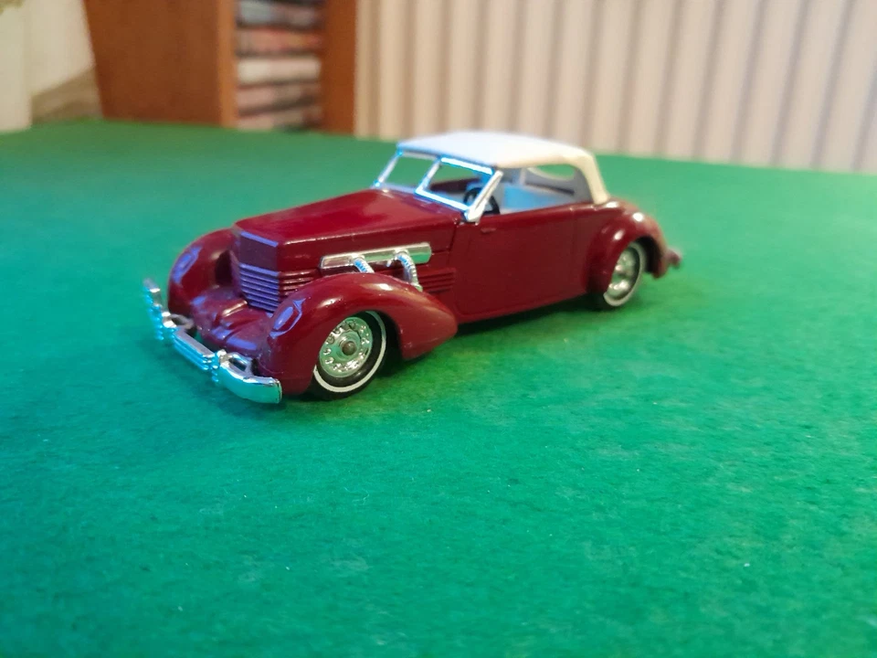 MATCHBOX YESTERYEAR Y18. 1937 CORD 812 SEDAN. MAROON. 1980's  VGC NO BOX. - Image 1 of 4