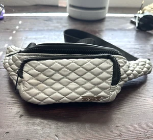 Kensie Fanny Pack Handbag Waist Sack Silver Quilted LIned Purse Fashion Bag - Picture 1 of 10