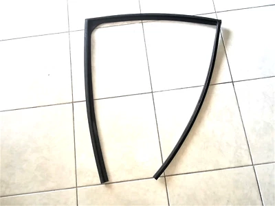 Nissan Leaf 2011-2024 puerta trasera derecha vidrio canal de funcionamiento goma OEM 82330-3NA0A Foto 1 de 2