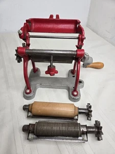 ANTIQUE VITANTONIO CAST IRON PASTA MACHINE RED ONE CUTTER - Imagen 1 de 12