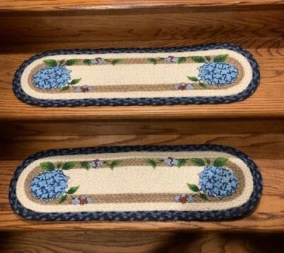 Escalera trenzada con estampado de hortensia azul o corredor de mesa de Earth Rugs Foto 1 de 2