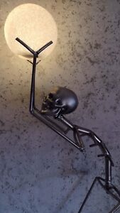 Squelette, boule lumineuse, lampe DEL, lumière, lampadaire, 35 pouces, métal.