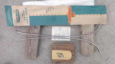 Nuevo de Lote Antiguo Chevy 1958 Sedán 2 puertas PROTECTORES DE BORDE DE PUERTA Accesorio Original GM Foto 1 de 4