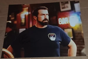 ROB RIGGLE MOVIE TV STAR FIRMATA AUTOGRAFATA 8X10 FOTO COA ATTORE MARINES - Foto 1 di 2