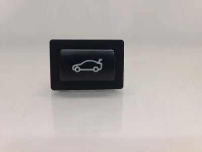 BMW 328XI 2010 (sedán/AWD) botón de liberación del maletero Foto 1 de 4