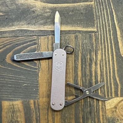 Victorinox 浅粉色 Alox 58 毫米经典 SD 瑞士军刀 二手 — 第 1/4 张图片