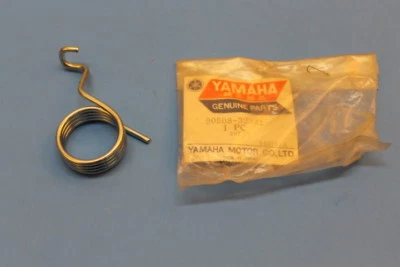 NOS YAMAHA DRIVE CHAIN REAR ARM RETURN SPRING IT 400 76 90508-32322-00  - Image 1 of 4